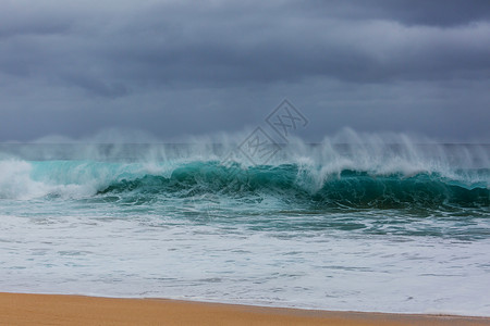 波浪海滩上的蓝色波浪模糊背景阳光斑点平的自然背景图片