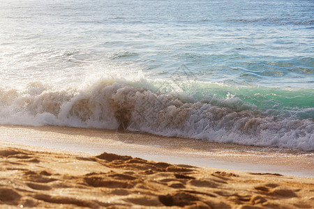 波浪海滩上的波浪模糊阳光斑点平的自然图片