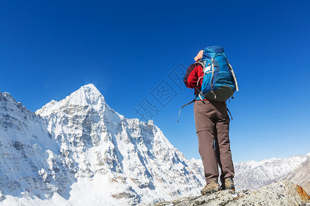 喜马拉雅山徒步旅行喜马拉雅山的徒步旅行者尼泊尔图片