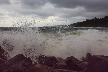 海洋中的风暴大海里的雨图片