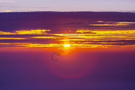 日落背景日落时寻常的风暴云天空的鲜红橙色适合背景图片