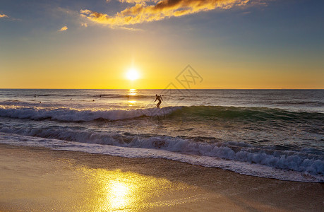 冲浪日落时夏威夷冲浪海滩图片