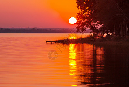 佩顿湖危地马拉PetenItza湖的日落场景洲背景