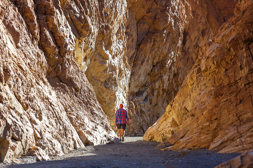 峡谷徒步旅行峡谷里的游客图片