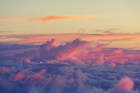 云层之上山中云层上方的美丽景色图片