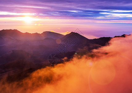 哈莱卡拉夏威夷毛伊岛黑拉卡拉火山美丽的日出场景高清图片
