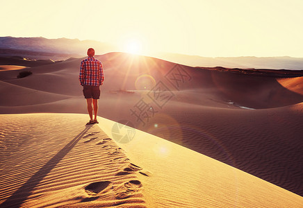 沙漠里徒步旅行沙漠里徒步旅行图片