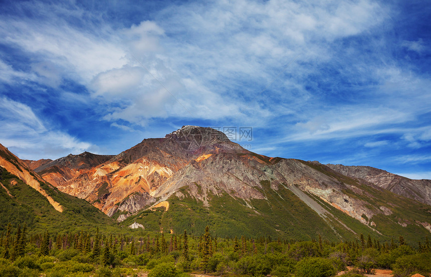 阿拉斯加的山脉夏天阿拉斯加风景如画的山脉积雪覆盖的地块,冰川岩石峰图片