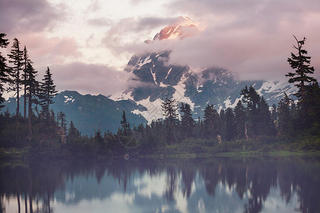 沃克山图片湖风景如画的与山树山倒影华盛顿,美国背景