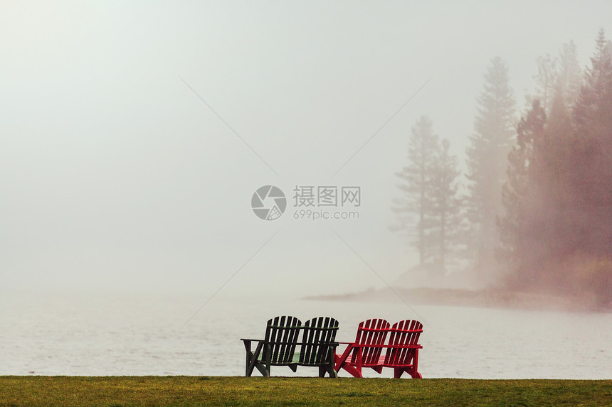 湖上的雾雾蒙蒙的山湖清晨宁静的山上图片