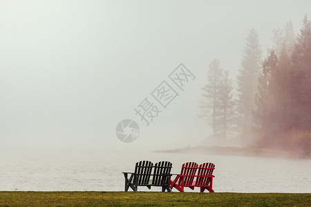 湖上的雾雾蒙蒙的山湖清晨宁静的山上图片