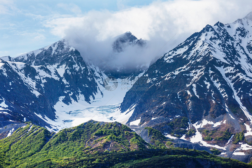 阿拉斯加的山脉夏天阿拉斯加风景如画的山脉积雪覆盖的地块,冰川岩石峰图片