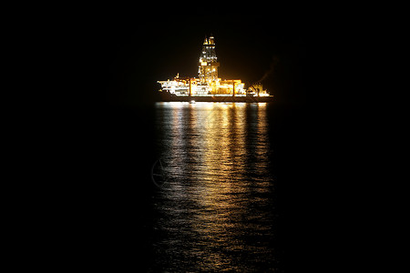 夜晚海洋中照亮的游轮图片