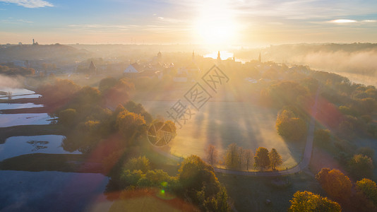 日出城市上空早上的风景图片