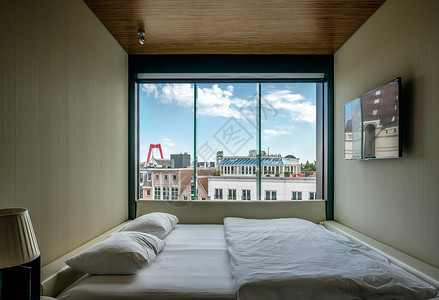 酒店客房与鹿特丹城市景观天际线高清图片