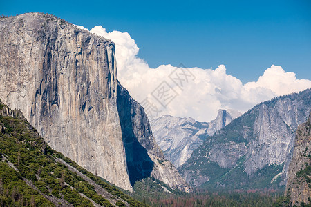 卡皮隧道的角度看约塞米蒂公园山谷夏季景观加州,美国背景