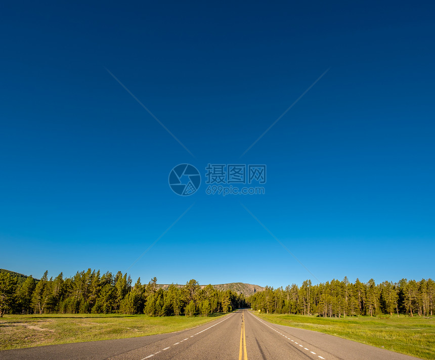 美国怀俄明州黄石公园的公路图片