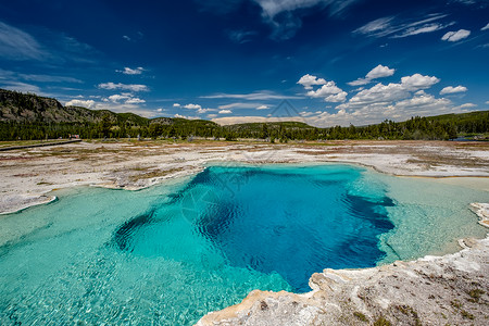 美国怀俄明州黄石公园饼干盆地区温泉蓝宝石池图片