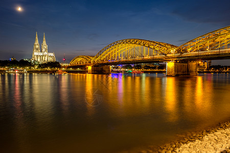 霍亨佐勒恩科隆大教堂科勒多姆莱茵河霍恩佐伦桥下的夜景,科隆城市天际线夜间,北莱茵威斯特伐利亚地区,德国背景