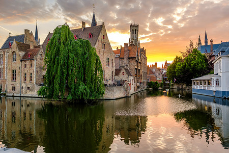 布鲁日布鲁日城市景观与水渠日落,法兰德斯,比利时图片