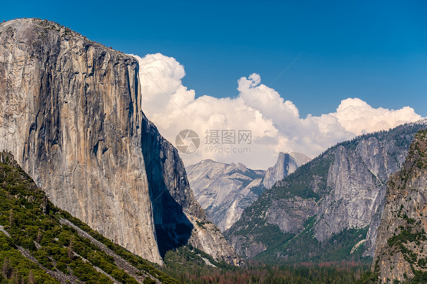 隧道的角度看约塞米蒂公园山谷夏季景观加州,美国图片