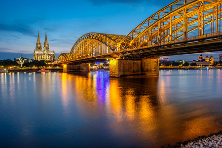 科隆大教堂科勒多姆莱茵河霍恩佐伦桥下的夜景,科隆城市天际线夜间,北莱茵威斯特伐利亚地区,德国背景