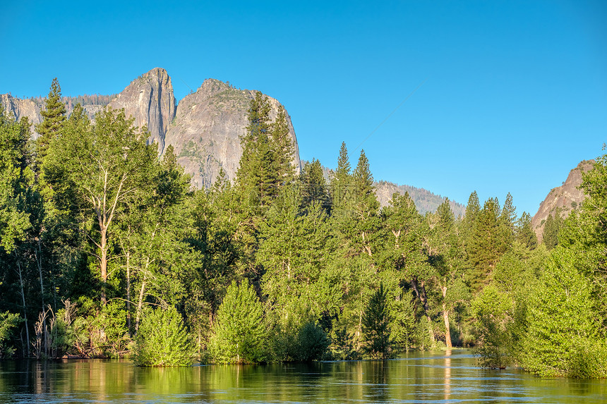 约塞米蒂的梅塞德河景观加州,美国图片