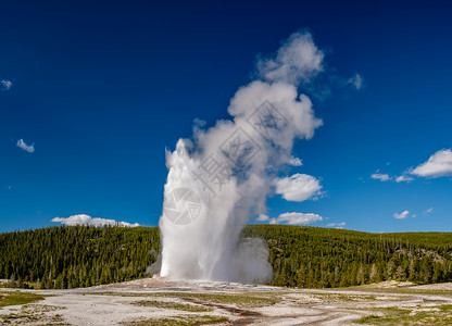 喷发的火山美国怀俄明州黄石公园老忠实间歇喷泉的喷发背景