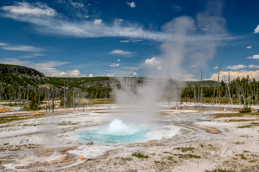 美国怀俄明州黑沙盆地黄石公园温泉喷泉间歇喷泉图片