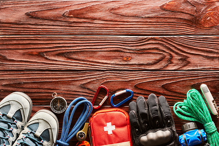 木制鞋徒步旅行的旅游项目生活木制的背景上背景