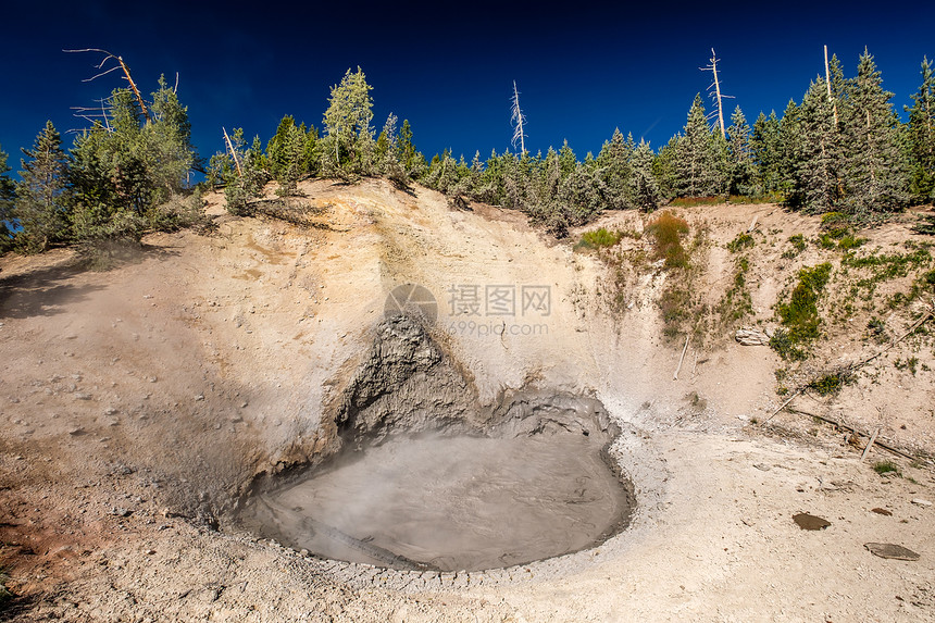 美国怀俄明州黄石公园泥浆火山区热沸泥浆图片