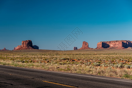 美国亚利桑那州丰碑谷的空景公路背景图片
