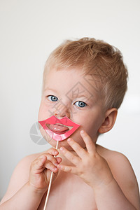 小男孩用纸嘴唇棍子上舌头图片