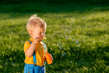 户外幼儿的肖像农村场景岁的小男孩肥皂泡健康的学龄前儿童暑期活动孩子外玩图片