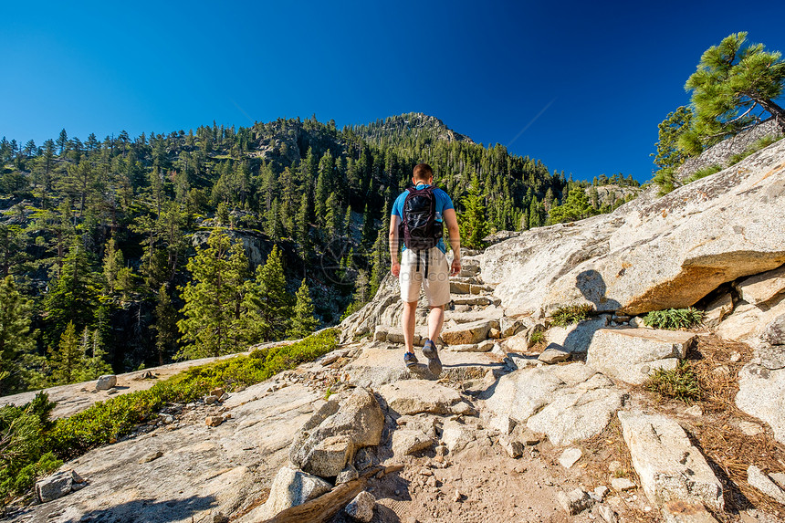游客带着背包徒步旅行加州塔霍湖,美国图片