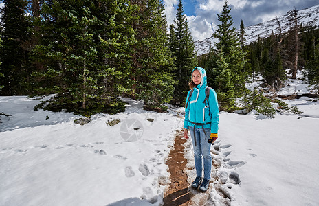 游客带着背包徒步旅行雪道上游客背包徒步旅行洛基山公园,科罗拉多州,美国图片