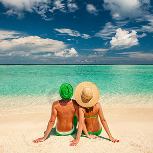 夫妇马尔代夫的海滩上夫妇马尔代夫的热带海滩上图片