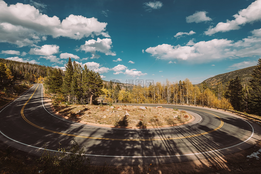 发夹美国科罗拉多州的秋天弯秋天的晴天,岩石山公园里,高速公路上发夹弯倒闸科罗拉多,美国图片