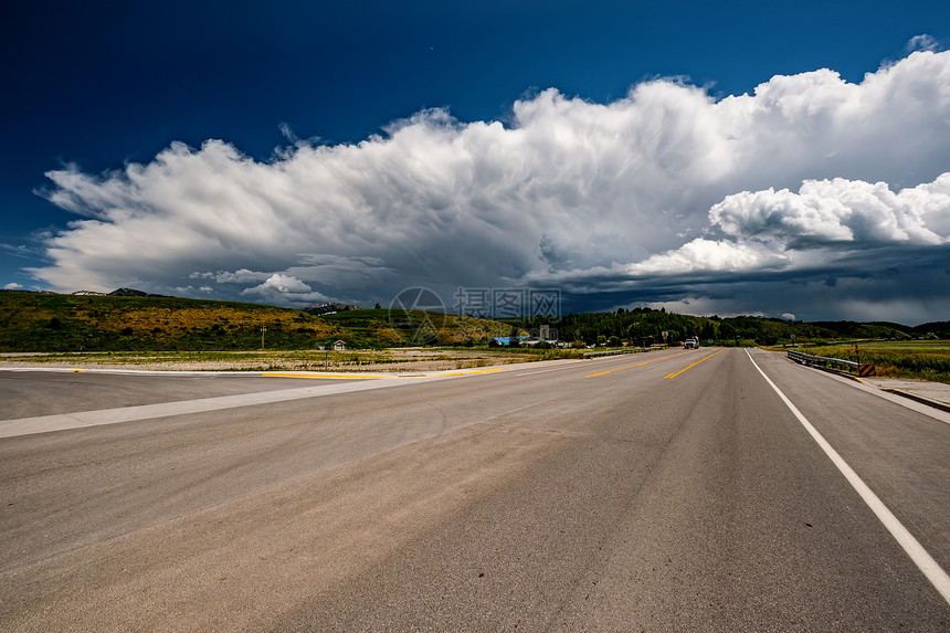 怀俄明州空旷的公路暴风雨的云彩美国怀俄明州空旷的公路暴风雨的云层图片