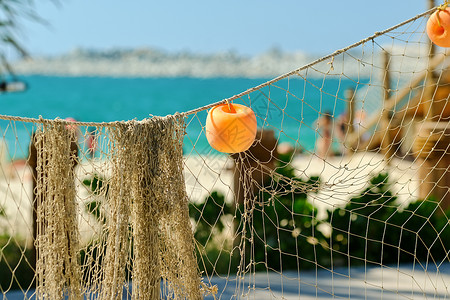 海滩上的渔网阿联酋迪拜海滩上的渔网图片