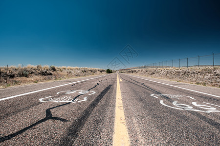 沙漠路标加州历史上66号公路上的路标美国加利福尼亚历史路线66号街道标志背景