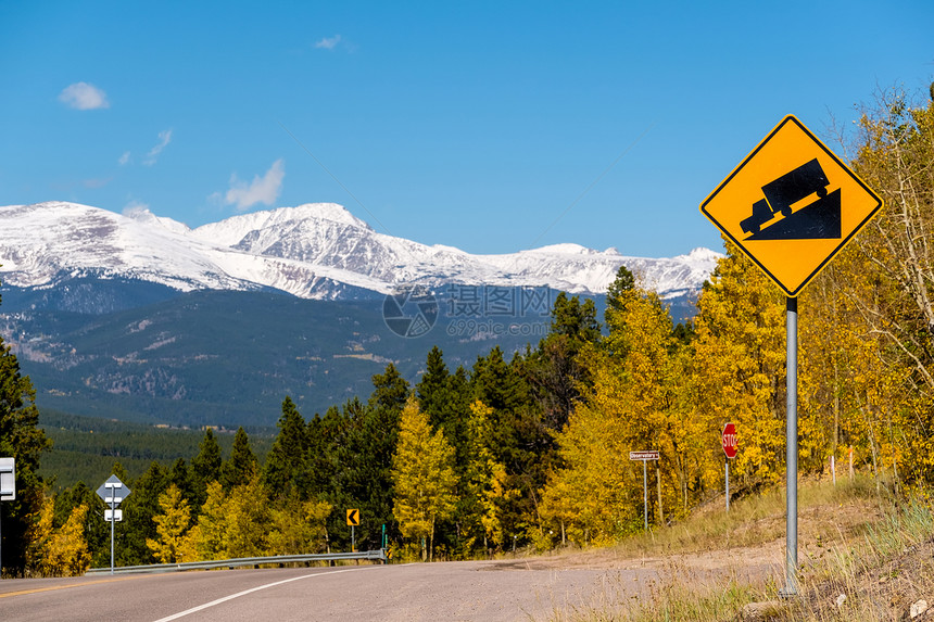 高速公路上的陡峭等级卡车路标美国科罗拉多州秋季晴天高速公路上的陡峭等级卡车路标图片