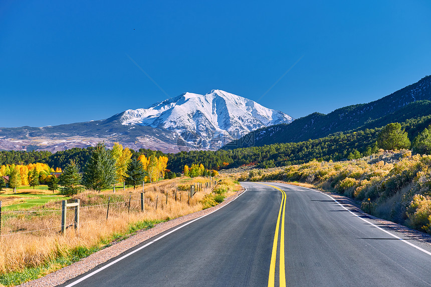 科罗拉多州的公路秋天,美国索普里斯山风景图片