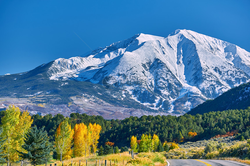 科罗拉多州的公路秋天,美国索普里斯山风景图片