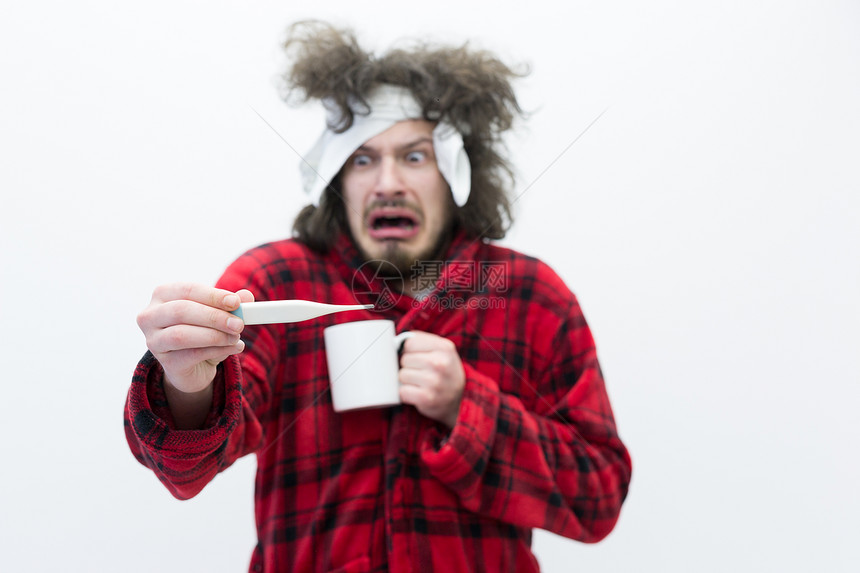 轻人流感发烧包裹着杯愈合的茶,隔离白色的图片