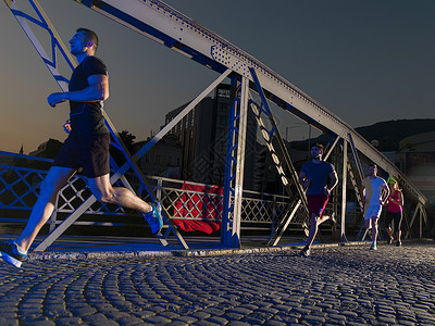 城市运动,群轻健康的人城市的清晨慢跑过桥图片