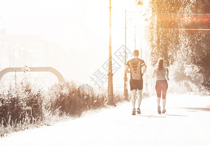 城市运动,健康的轻夫妇阳光明媚的早晨城市慢跑图片