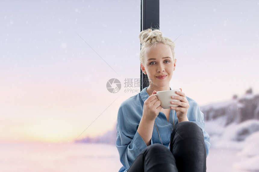 真正的女人地板上用笔记本电脑喝咖啡,寒冷的冬天享受放松图片