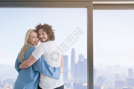 浪漫快乐的轻夫妇寒冷的冬天家窗边享受早晨的咖啡图片