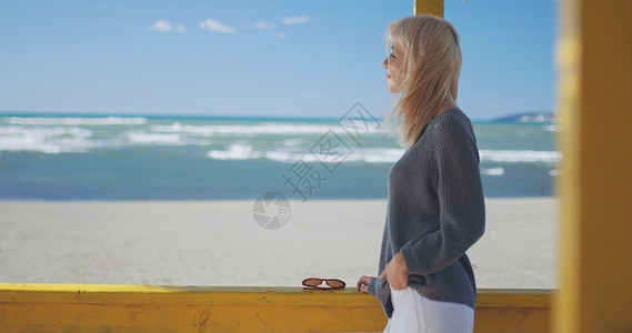 海滩上的轻女人女孩享受着温暖的秋天水边美丽女孩的肖像图片